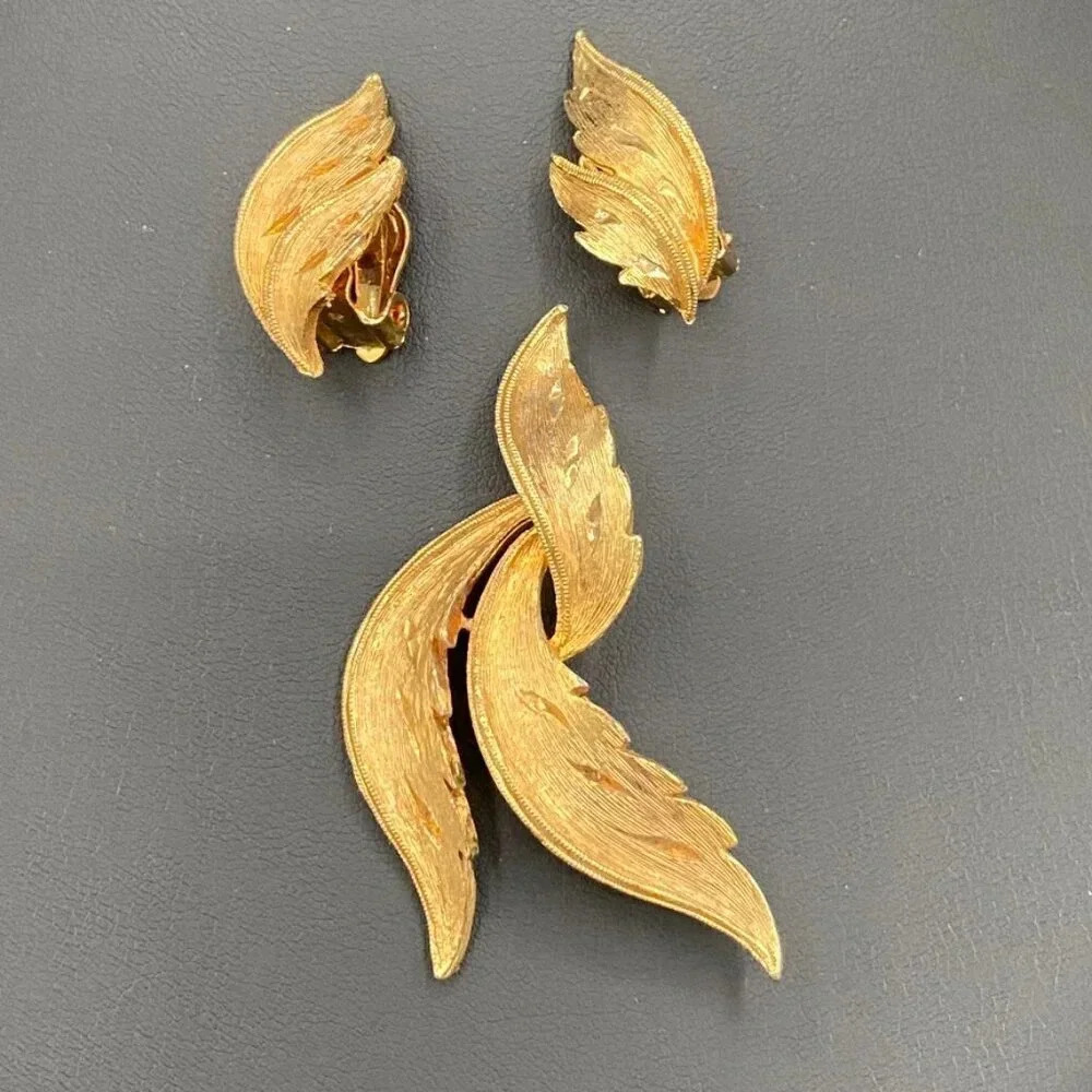 Vintage 60s JJ Textured Gold Tone Gilt Leaf Set Brooch and Clip On Earrings